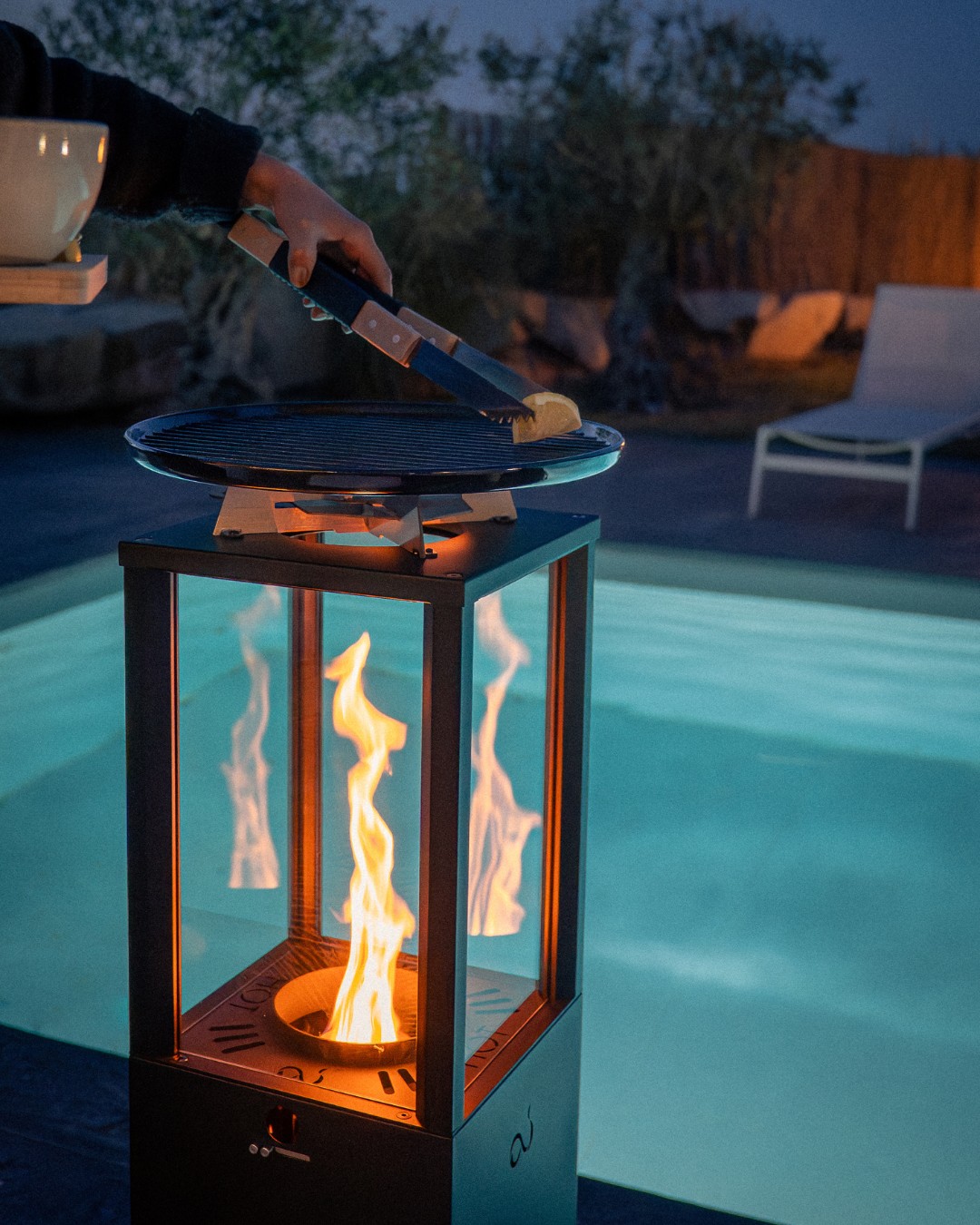 Brasero d’ambiance aux pellets avec plancha de cuisson Roma