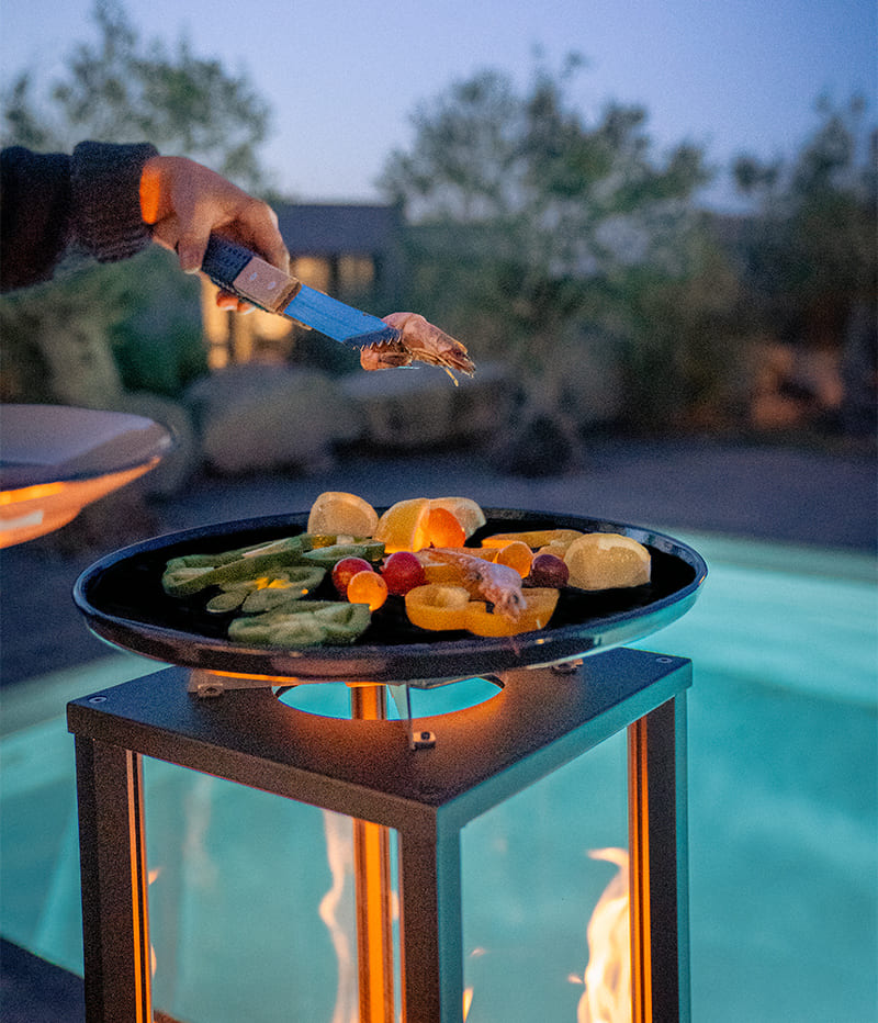 Brasero d’ambiance aux pellets avec plancha de cuisson Roma